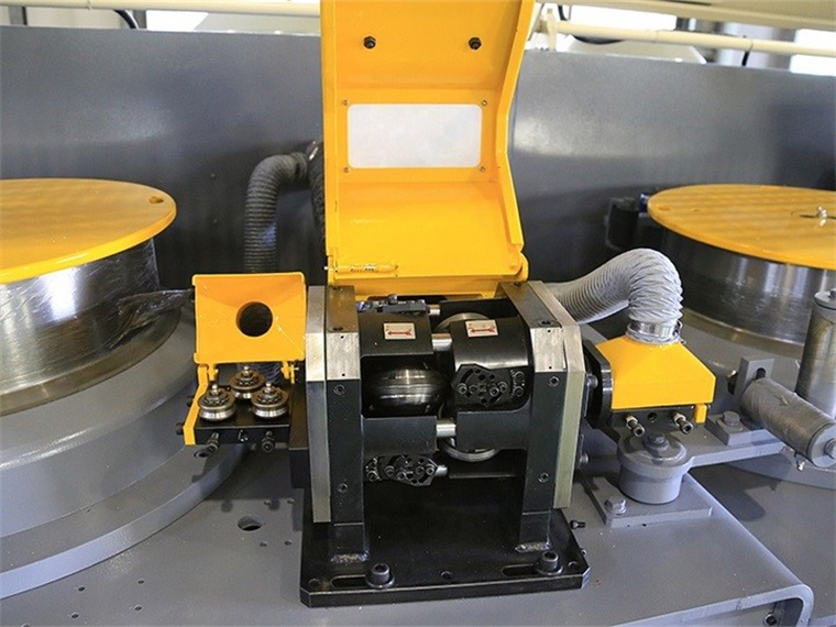 Vollautomatische Drahtziehmaschine mit Mikro-Rollkassetten